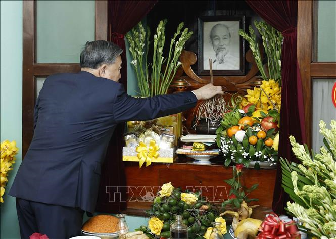 Tổng Bí thư Tô Lâm dâng hương tại Khu Di tích Hoàng thành Thăng Long và Di tích nhà 67